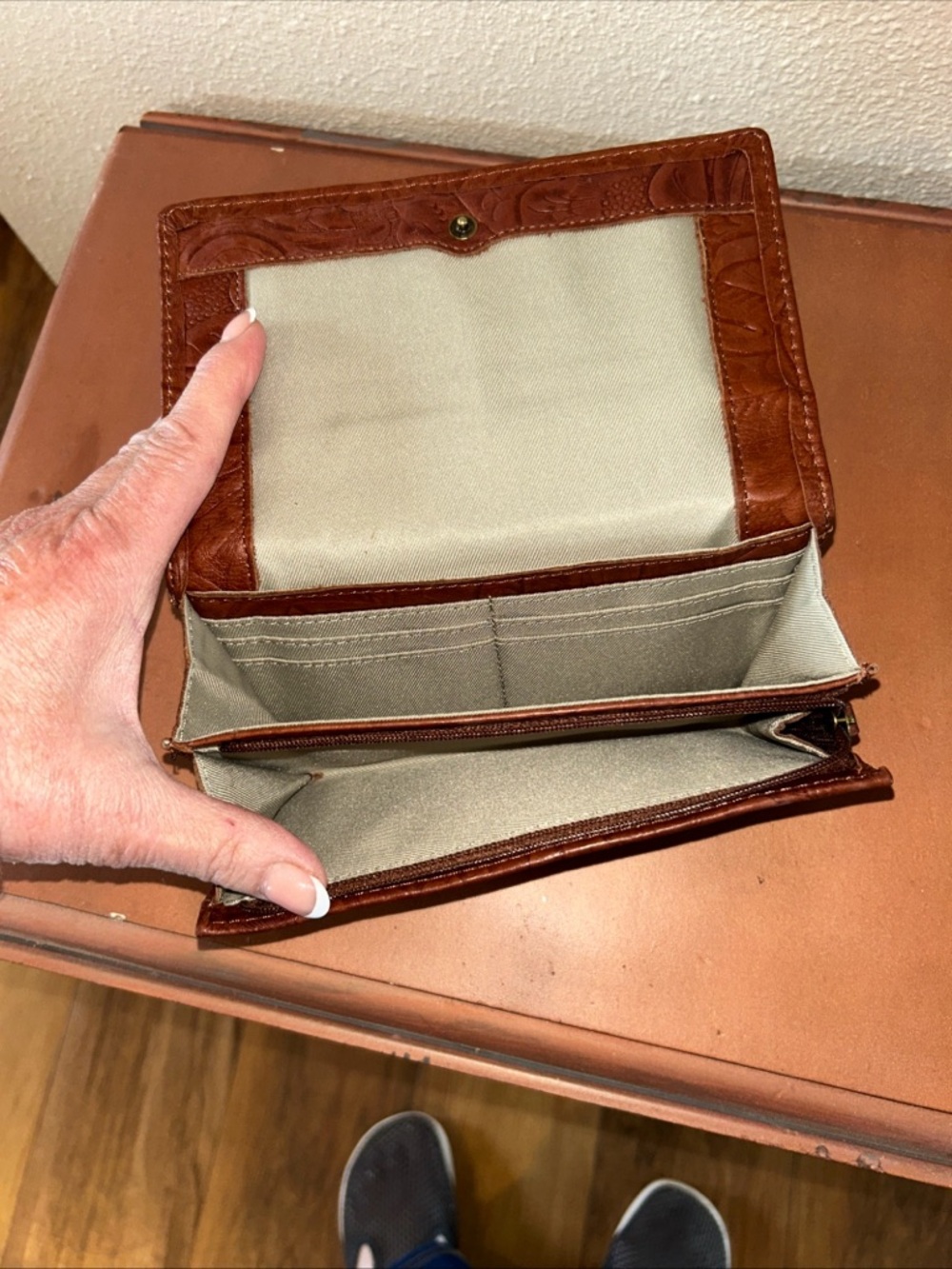 American Vintage Embossed Brown Leather Wallet - Picture 4 of 4
